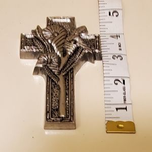 A La Carte 468 silver colored metal cross